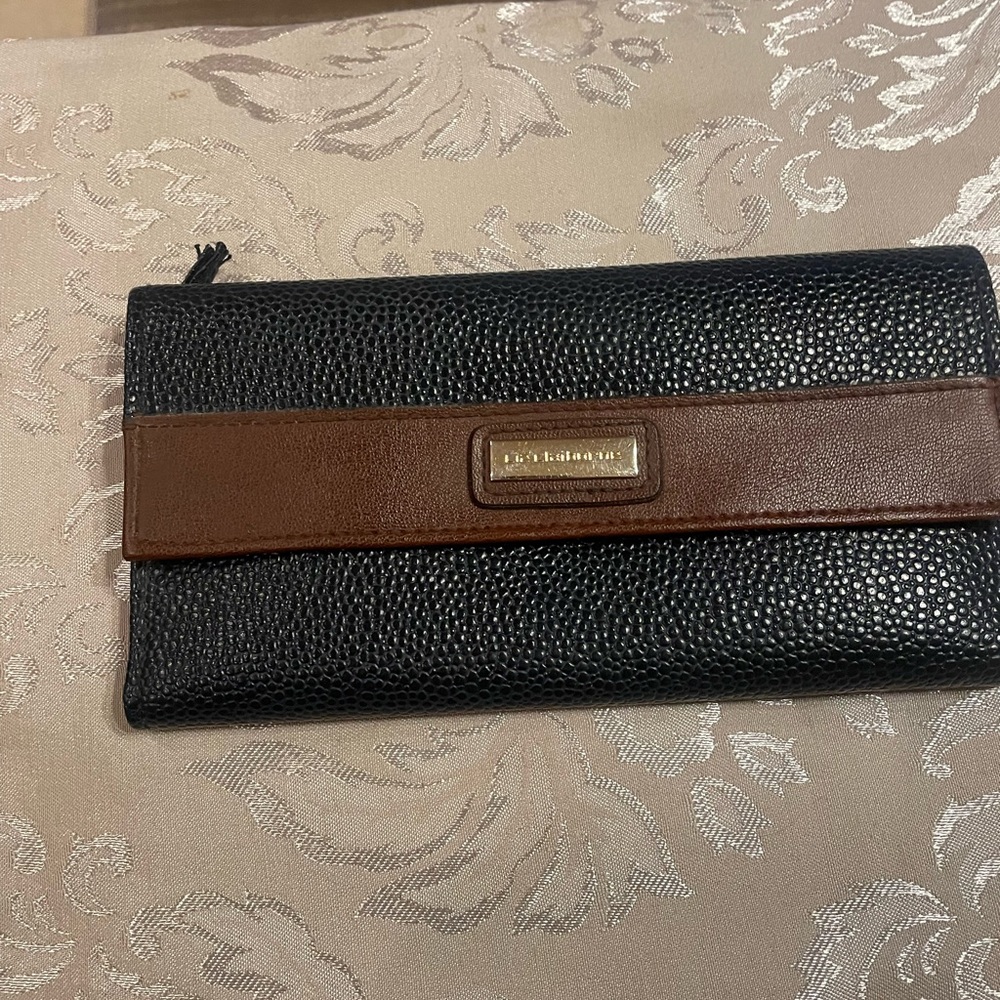 Liz Claiborne Black & Brown Wallet Pre owned excellent condition